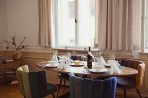 - une table avec des chaises et une bouteille de vin dans l'établissement Exklusive Ferienwohnung Arthur, à Zeitz