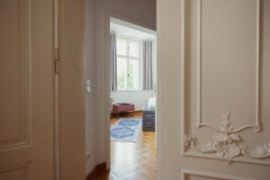 une porte ouverte menant à une chambre avec fenêtre dans l'établissement Exklusive Ferienwohnung Arthur, à Zeitz