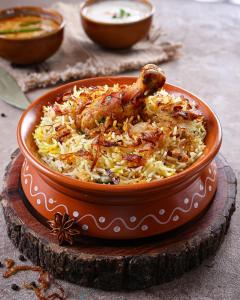 uma tigela de arroz com uma galinha em cima em Sheraton Hyderabad Hotel em Hyderabad