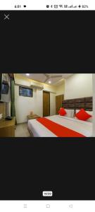 艾哈邁達巴德的住宿－hotel shubham inn，酒店客房,配有两张带红色床单的床