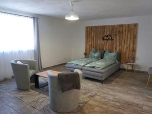 ein Wohnzimmer mit einem Sofa und einem Tisch in der Unterkunft Ferienwohnung Haus Redi in Sasbach in der Ortenau