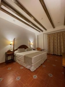 سرير أو أسرّة في غرفة في Hotel Rural Cazorla Posada del Cordobés