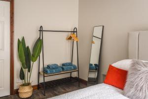 1 dormitorio con espejo junto a la cama en Doodle Den, en Kendal