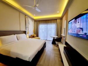 Pramod Lands End Resort, a member of Radisson Individuals的电视和/或娱乐中心