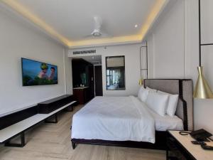 Pramod Lands End Resort, a member of Radisson Individuals客房内的一张或多张床位