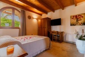 a bedroom with a bed and a window and a table at Dimora Soleda in Torre San Giovanni Ugento