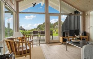 eine abgeschirmte Veranda mit Blick auf den Hof in der Unterkunft Gorgeous Home In Sams With Kitchen in Tanderup