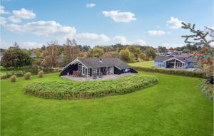 an aerial view of a house with a large yard at Gorgeous Home In Sams With Kitchen in Tanderup