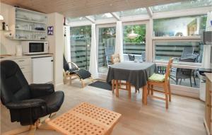 バイアス・スタンにあるAwesome Home In Vejers Strand With 1 Bedrooms And Wifiのキッチン、ダイニングルーム(テーブル、椅子付)