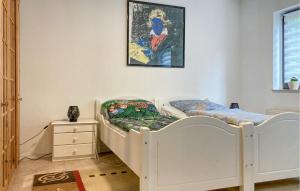 1 dormitorio con cama blanca y mesita de noche en 2 Bedroom Nice Apartment In Schwerin, en Schwerin