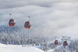 tres góndolas en un remonte en la nieve en Holiday in Lapland - Ellenpolku 2 K2, en Ylläs