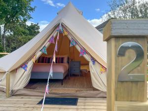 Tenda bianca con letto in cortile di Greystones Glamping Tent 5 a Greystones Altre 15 foto