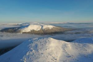 uma montanha coberta de neve no céu com nuvens em Holiday in Lapland - Ellenpolku 2 K2 em Ylläs