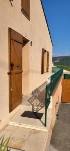 een gebouw met een houten deur en een trap bij Studio meublé avec terrasse in Gréoux-les-Bains