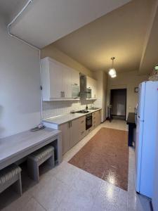 O bucătărie sau chicinetă la Opera Luxury Apartment