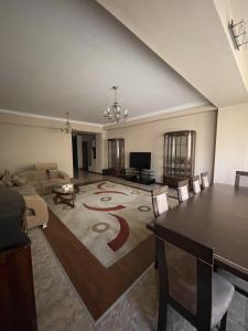 Un televizor și/sau centru de divertisment la Opera Luxury Apartment