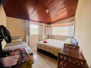 伦索伊斯Vila das Estrelas - Guesthouse的一间有床和窗户的小卧室