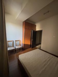 Un pat sau paturi într-o cameră la Opera Luxury Apartment