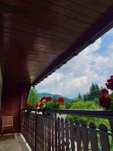 a balcony with a view of the mountains at Agroturystyka SKALNE in Szczawa
