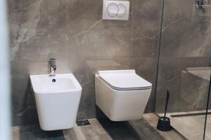 La salle de bains est pourvue de toilettes et d'un lavabo. dans l'établissement Hanna Apartment, à Tirana