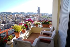 d'un balcon avec des chaises et des plantes en pot. dans l'établissement Hanna Apartment, à Tirana