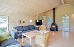 エーベルトフトにあるBeautiful Home In Ebeltoft With 4 Bedrooms, Sauna And Wifiのリビングルーム(ソファ、テーブル、コンロ付)