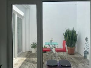 Blick auf ein Zimmer mit einem Tisch und Stühlen in der Unterkunft Casa Amiluz in Ponta Delgada