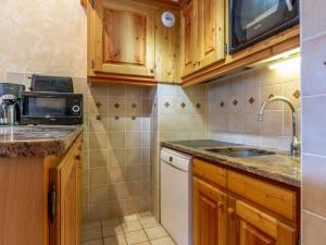 A kitchen or kitchenette at Appartement Val-d'Isère, 4 pièces, 8 personnes - FR-1-694-208