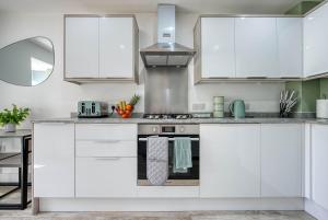Kuchyň nebo kuchyňský kout v ubytování Luxurious Birmingham Home Private Parking WiFi - near to NEC and QEH