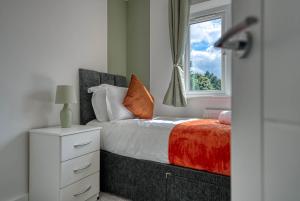 Postel nebo postele na pokoji v ubytování Luxurious Birmingham Home Private Parking WiFi - near to NEC and QEH