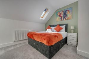Postel nebo postele na pokoji v ubytování Luxurious Birmingham Home Private Parking WiFi - near to NEC and QEH