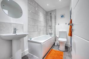 Koupelna v ubytování Luxurious Birmingham Home Private Parking WiFi - near to NEC and QEH + 29 fotografií