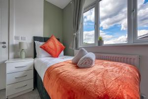 Postel nebo postele na pokoji v ubytování Luxurious Birmingham Home Private Parking WiFi - near to NEC and QEH