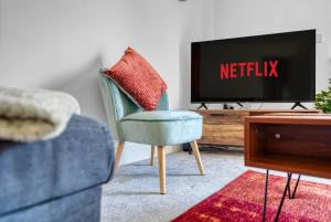 TV a/nebo společenská místnost v ubytování Luxurious Birmingham Home Private Parking WiFi - near to NEC and QEH