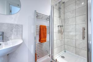 Koupelna v ubytování Luxurious Birmingham Home Private Parking WiFi - near to NEC and QEH