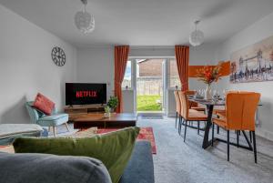 ein Wohnzimmer mit einem Tisch und einem Esszimmer in der Unterkunft Luxurious Birmingham Home Private Parking WiFi - near to NEC and QEH in Longbridge