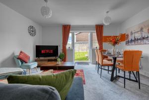 TV a/nebo společenská místnost v ubytování Luxurious Birmingham Home Private Parking WiFi - near to NEC and QEH