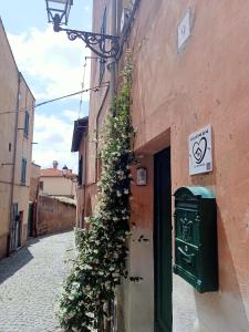 een steegje met een bord aan de zijkant van een gebouw bij Casa Cencioni in Tuscania