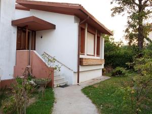 Casa blanca pequeña con porche y escaleras en Lilly's Home en Castelfranco Veneto