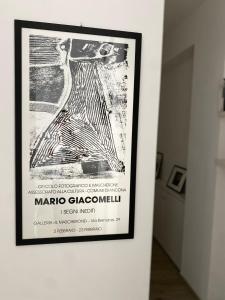 ein gerahmtes Bild eines Posters an der Wand in der Unterkunft Casettadellafotografia in Senigallia