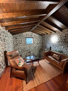 sala de estar con sofá y mesa en Casa Canaria, en Telde