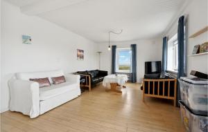 ein Wohnzimmer mit einem weißen Sofa und einem TV in der Unterkunft Lovely Home In Hvide Sande With Wifi in Hvide Sande