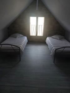Un pat sau paturi într-o cameră la gîte au cœur des châteaux