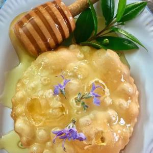 San GiovanniにあるCasa Meta Mitoのソースのかかった食べ物が載った白い皿