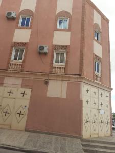 un edificio con cruces pintadas a su lado en Bel Appartement à El kelaa Des Srarhna, en El Kelaa des Srarhna