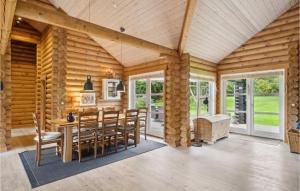 cocina y comedor con mesa y sillas en Stunning Home In Stege With Wifi, en Pollerup Kullegård