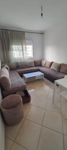 ein Wohnzimmer mit einem Sofa und einem Tisch in der Unterkunft Urban corner in Tétouan
