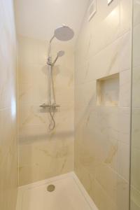 baño con ducha y puerta de cristal en Mission Lodge, en Thorpeness
