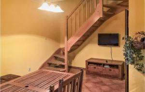 DebinaにあるLovely Home In Debina With Kitchenetteの階段、テレビ、ベッドが備わる客室です。