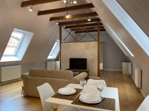 - un salon avec une table et un canapé dans l'établissement Uus 30 Apartments, à Tallinn